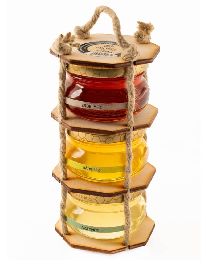 Három kis mézet tartalmazó torony csomagolásban.