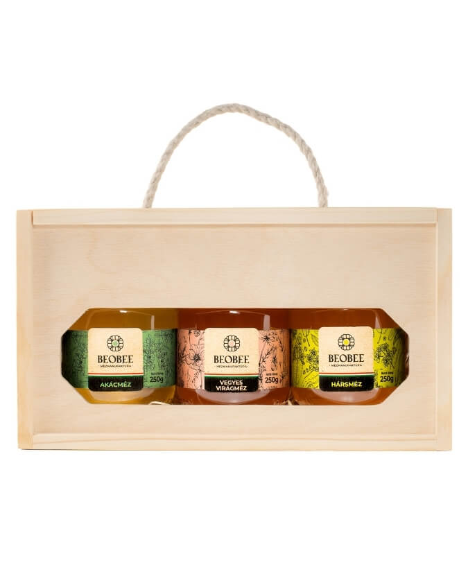 Háromféle mézet tartalmazó díszdoboz fából.